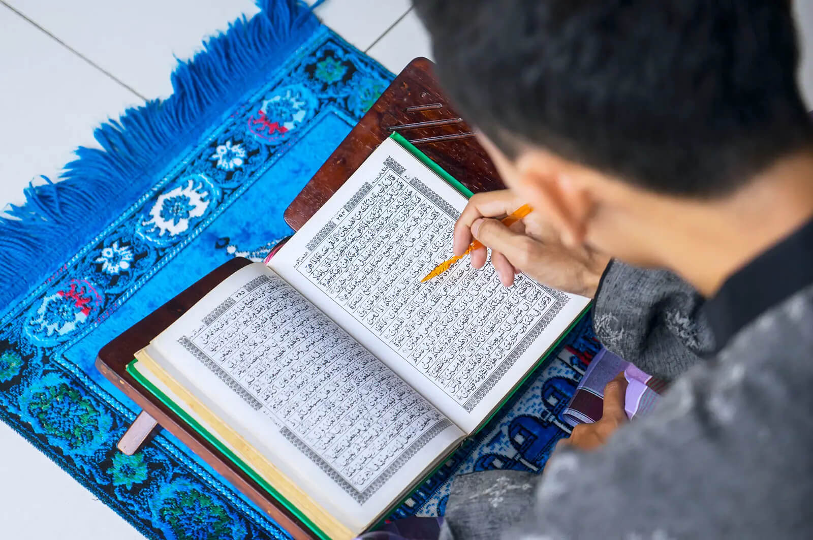 استمع إلى القرآن بقلبك وجوارحك